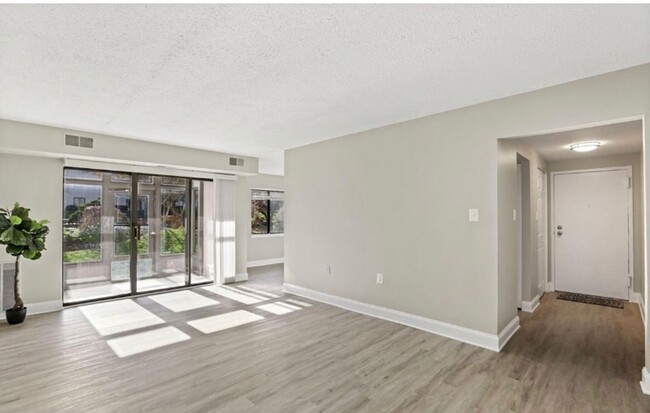 Building Photo - Renovated Herndon Condo