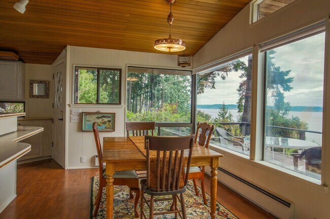 Building Photo - Gorgeous Langley Home With Water View and ...