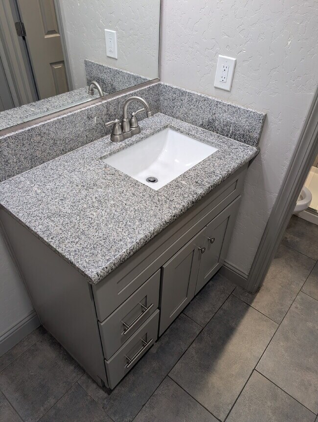 Building Photo - 935 E Divisadero St