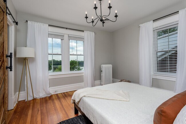 Building Photo - 608 N Front St