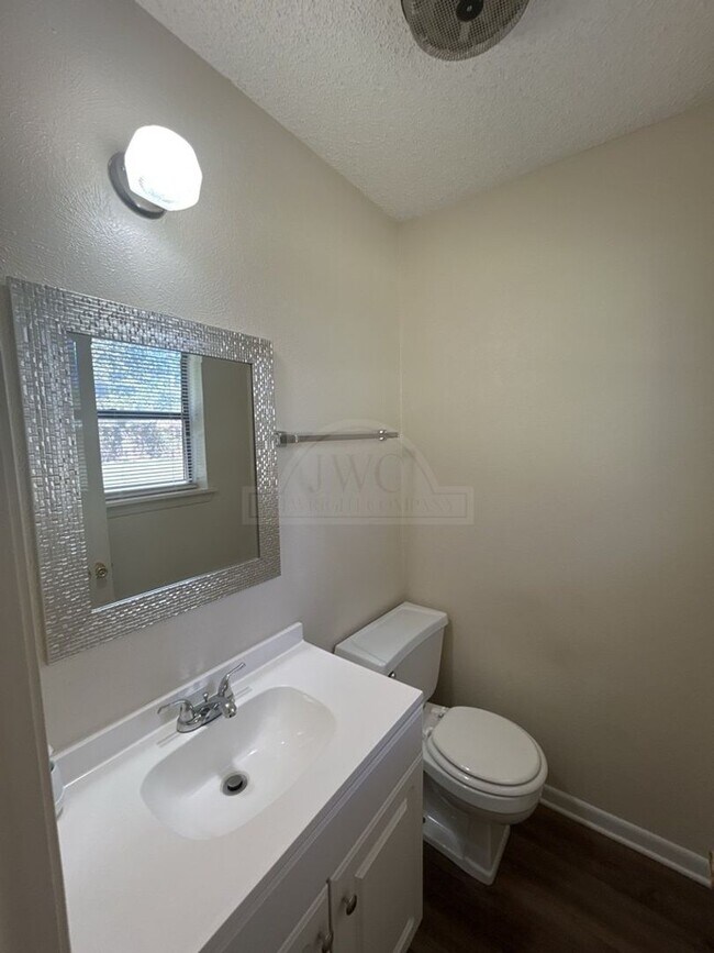 Building Photo - 607 Spoke Dr