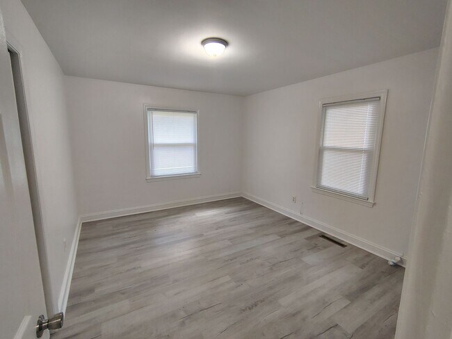 Building Photo - Poplar Drive
