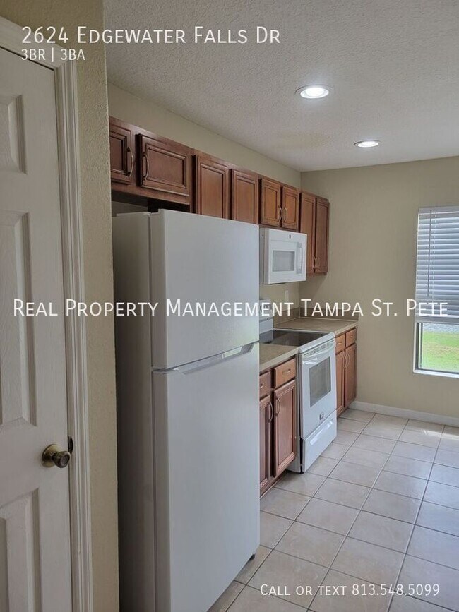 Building Photo - 2624 Edgewater Falls Dr