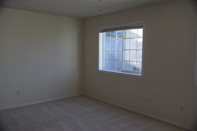 Building Photo - 6321 NE 59th Ct