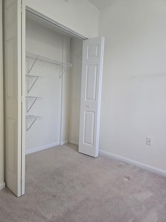 Building Photo - 7970 N Nob Hill Rd