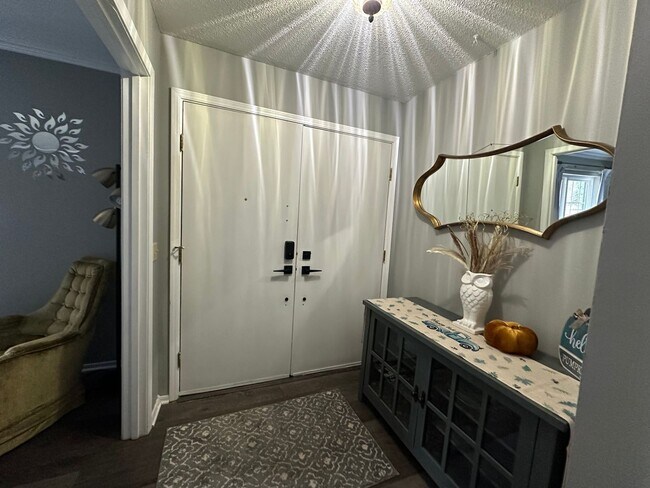Building Photo - Introducing a charming 3-bedroom, 2.5-bathroom house located in the desirable area of Russellville