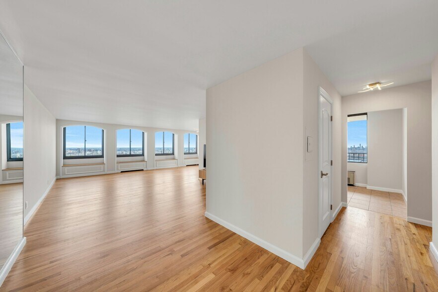 Building Photo - 300 Winston Dr