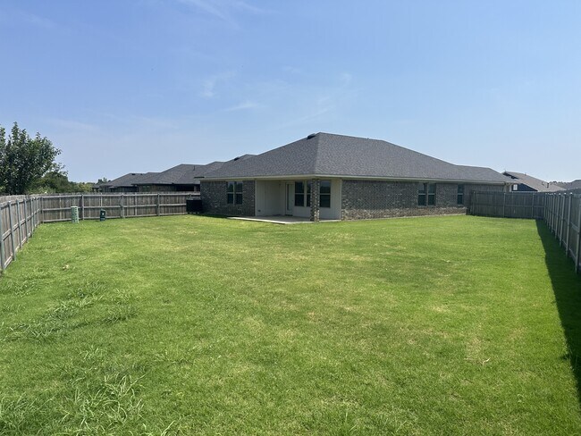Building Photo - 2229 Roca Dr