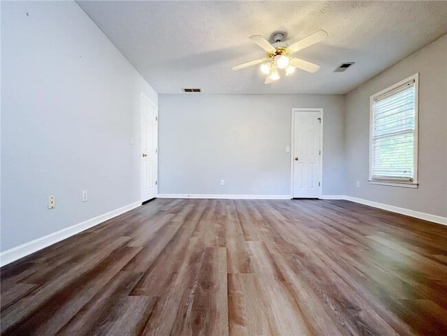 Building Photo - 3060 Oak Meadow Dr