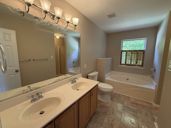 Building Photo - 221 Sherbrooke Dr