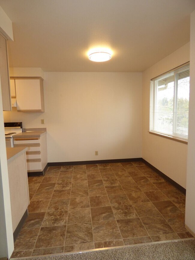 Building Photo - 1 bedroom 1 bath second level unit!