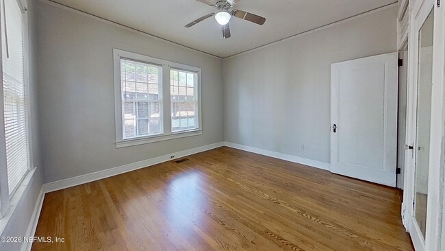 Building Photo - 917 Lasalle St