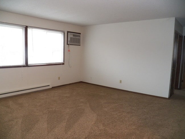 Building Photo - Large 2 bedroom!  Move In Special!!
