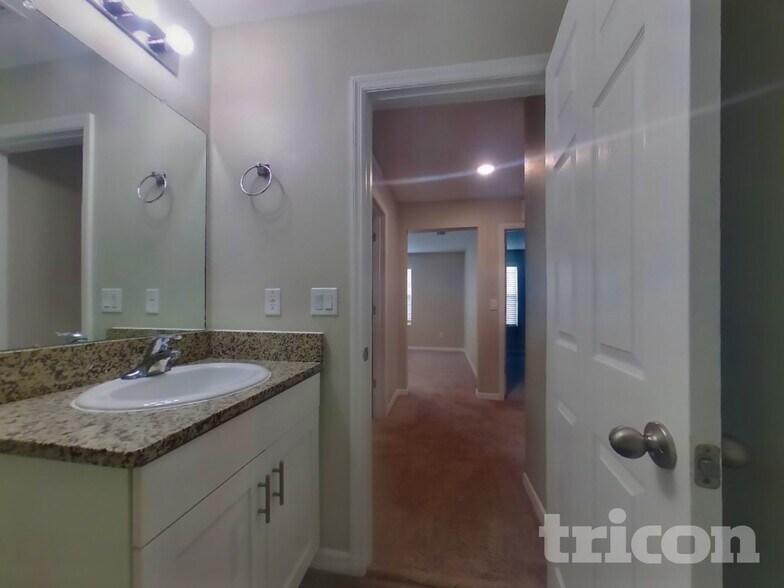 Building Photo - 12930 Oak Hill Way