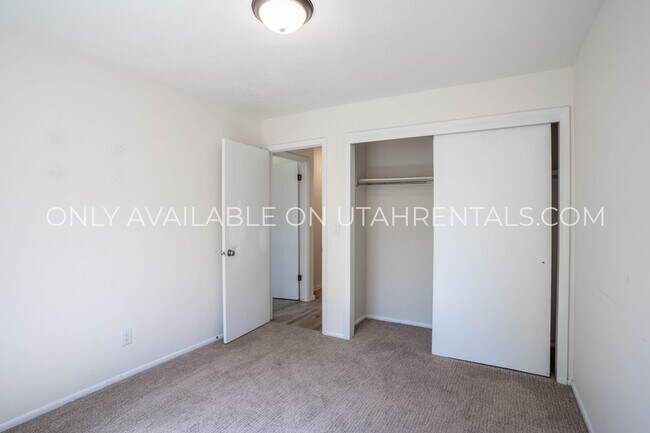 Building Photo - 32 E 925 N St