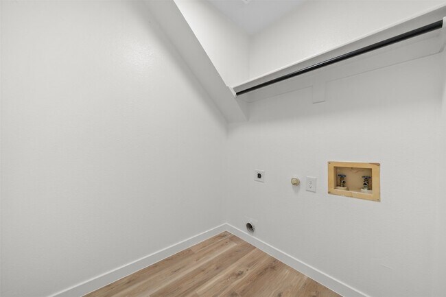 Building Photo - 945 Azalia Dr