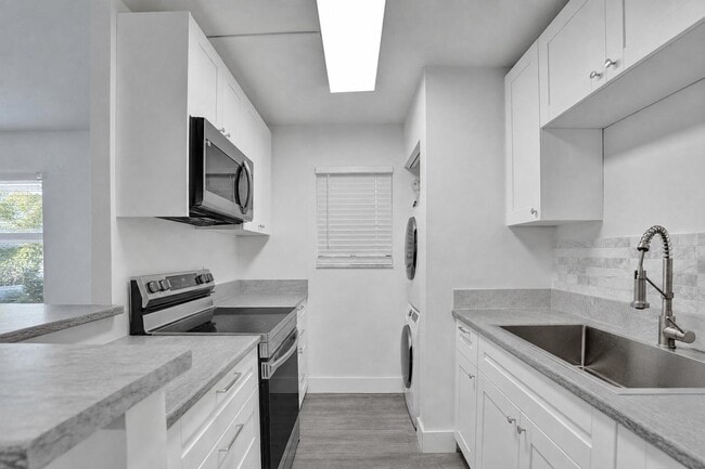 Building Photo - 545 Trace Cir
