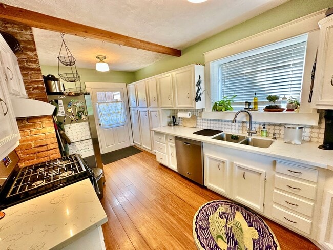 Building Photo - 3 Bedroom House For Rent In White Salmon