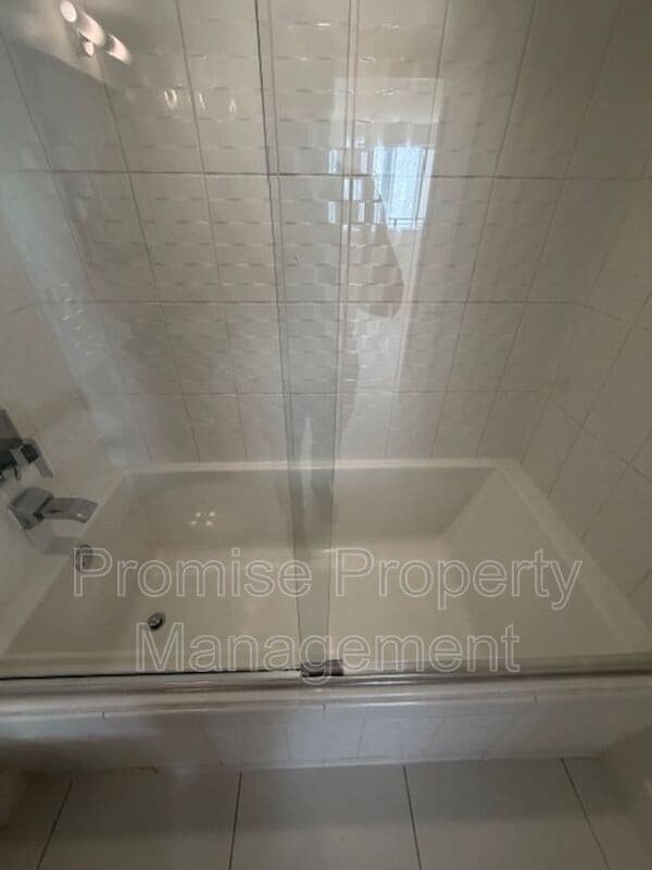 Building Photo - 12837 Moorpark St