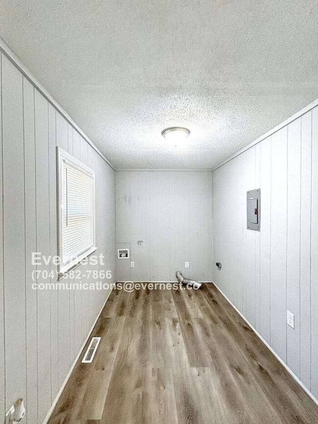 Building Photo - Lovely 3-Bedroom Home with Fenced Yard and...
