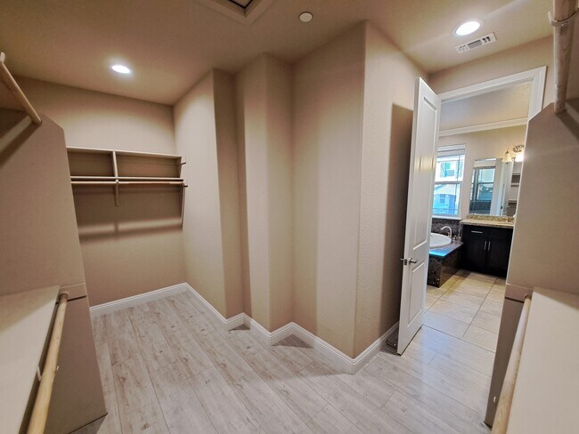 Building Photo - 677 Addison Ln