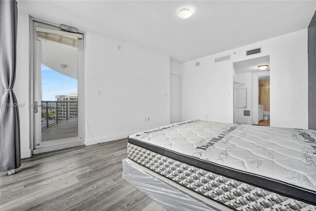 Building Photo - 1750 N Bayshore Dr