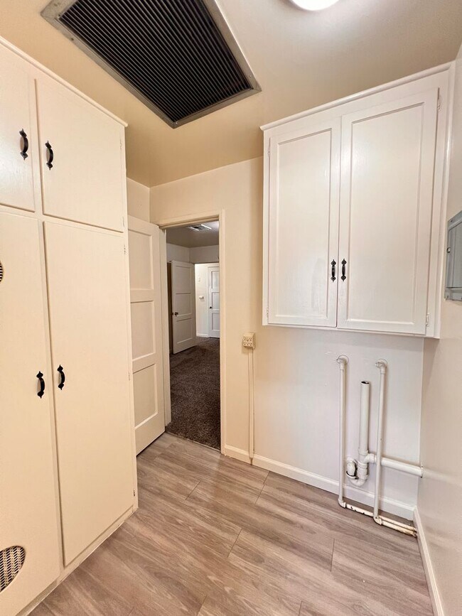 Building Photo - Central Bakersfield Home