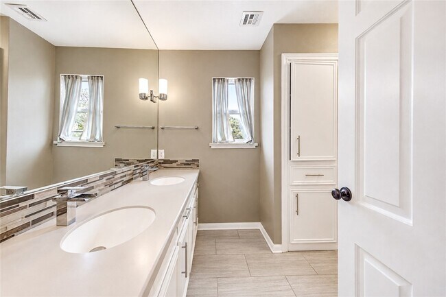 Building Photo - 15739 Fleetwood Oaks Dr