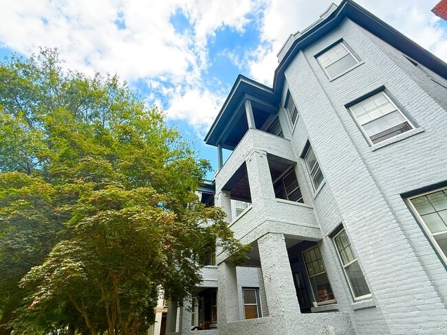 Building Photo - **BEST DEAL**Ghent -2 Bedroom condo 2nd Fl...