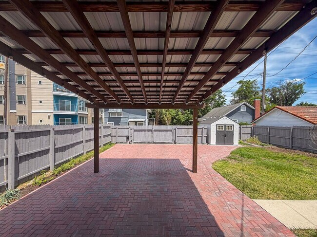 Building Photo - Luxury Historic Home Near UF | Fully Renovated 3BR/2BA with Private Yard & Premium Finishes
