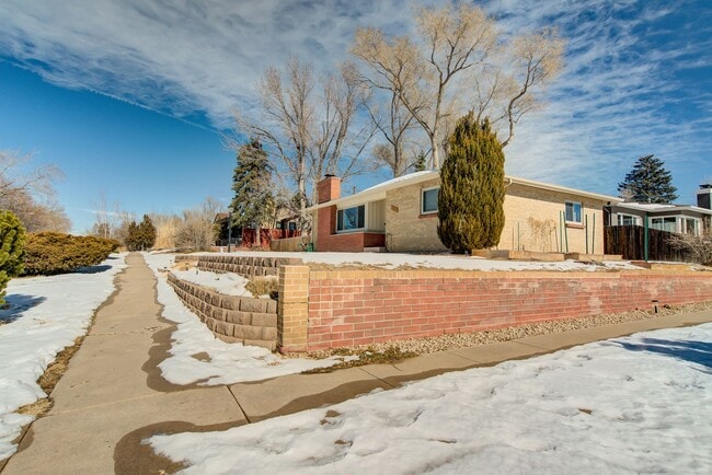 Building Photo - Ranch Style Brick home, charming and convenient!