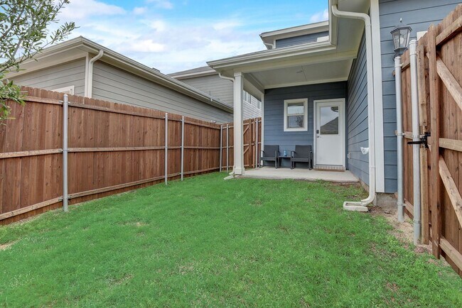 Building Photo - AVAILABLE NOW - Like-New 4-Bedroom Home with Loft & First-Floor Primary | Near Downtown Fort Worth