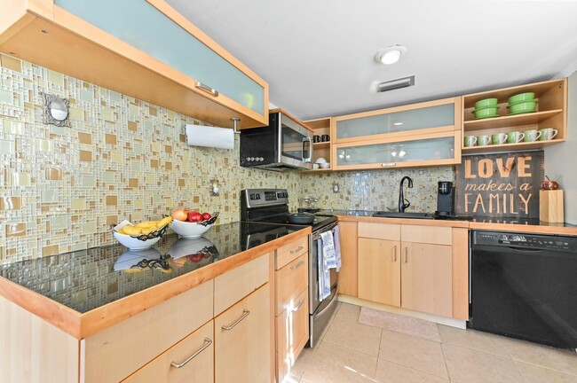 Building Photo - 495 Capri K
