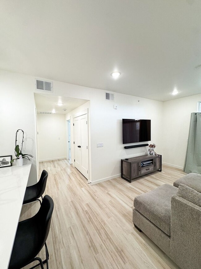Building Photo - Beautiful Condo For Rent In Rexburg!