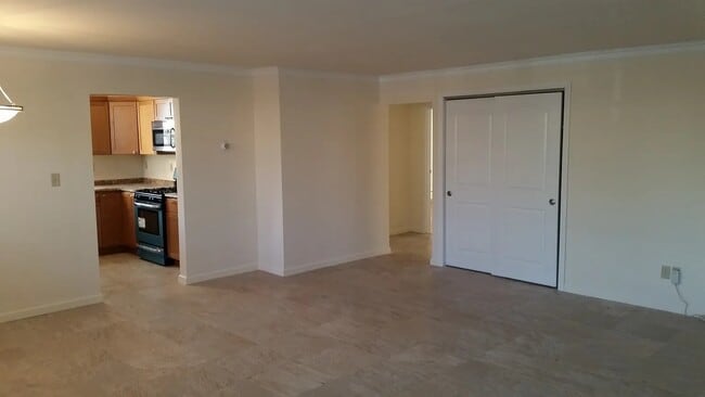 Building Photo - Radnor Manor