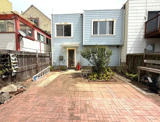 Building Photo - UPDATED BRIGHT 1500/ft 3BR/2BR+Bonus+1GR H...
