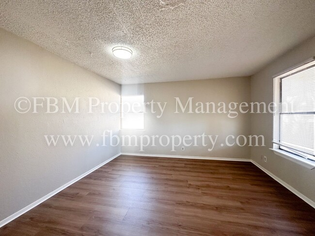 Building Photo - 307 S 9th St