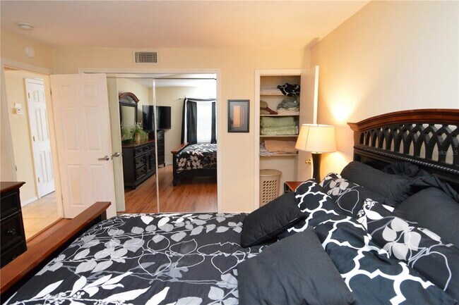 Building Photo - 5245 Coquina Key Dr SE