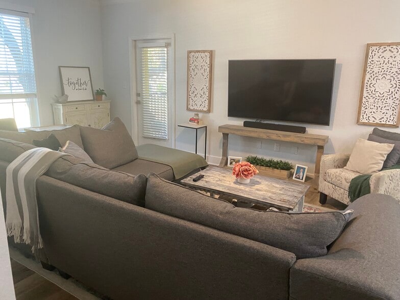 Building Photo - 10123 Courtney Palms Blvd