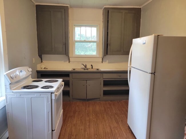 Building Photo - 2 bedroom 1 bathroom house for rent