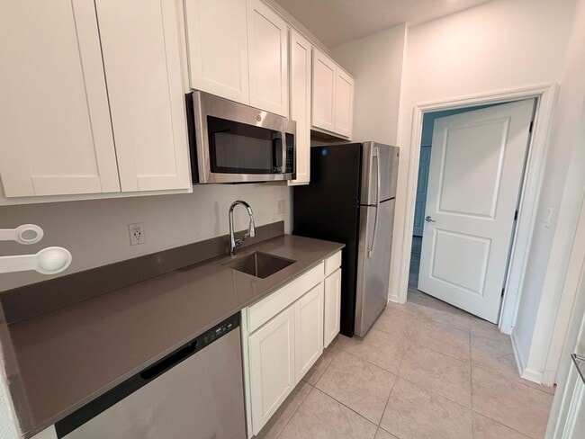 Building Photo - Rare find In-Law suite Home! Single family house with Separate entry and kitchen, laundry set!