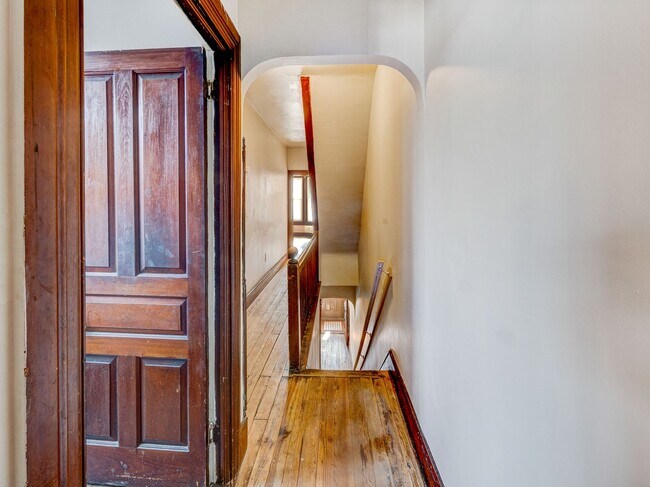 Building Photo - Large Four Bedroom In York!