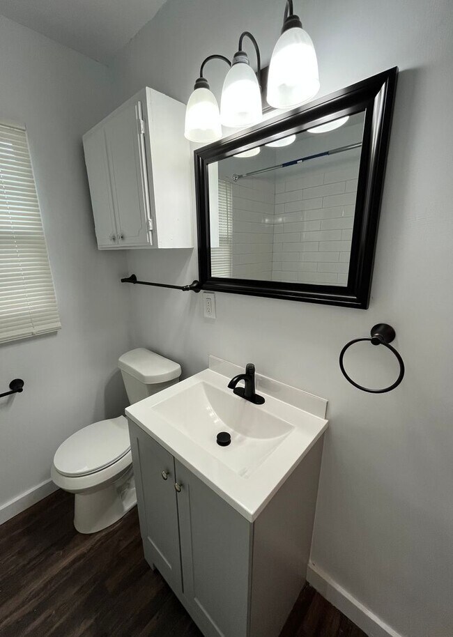 Building Photo - Adorable 2 bedroom 1 bathroom home with a garage!