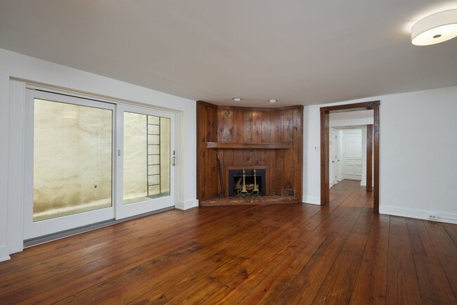 Building Photo - Large 1,126 sf 1BR/2BA with Den/Office Centrally Located in Georgetown