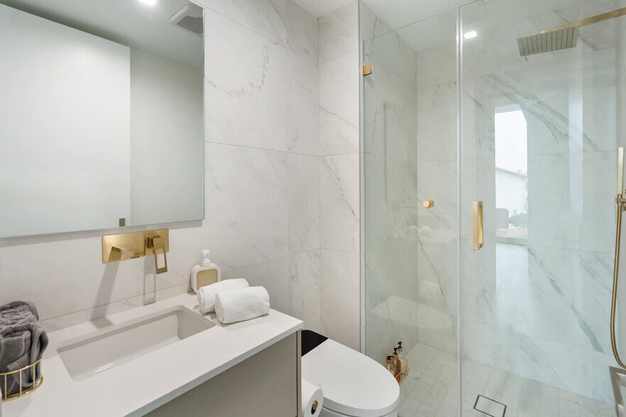 Building Photo - 5511 Los Robles Dr