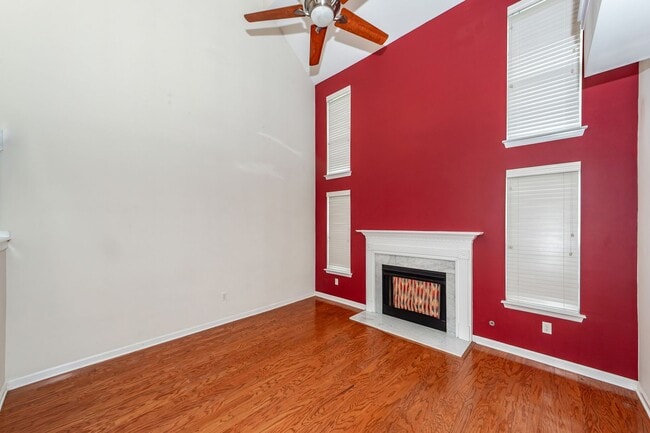 Building Photo - 3 Bedroom 3 Bath Townhome in Persimmon Hil...