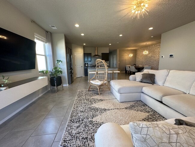 Building Photo - Beautiful Spacious Home!! Don't miss this ...