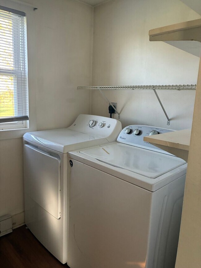 Building Photo - 251 Narrow Dr