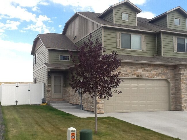 Building Photo - 3 BED 2.5 BATH SADDLE RIDGE TOWNHOUSE