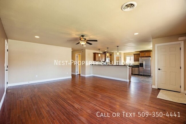 Building Photo - 547 S Bayside St